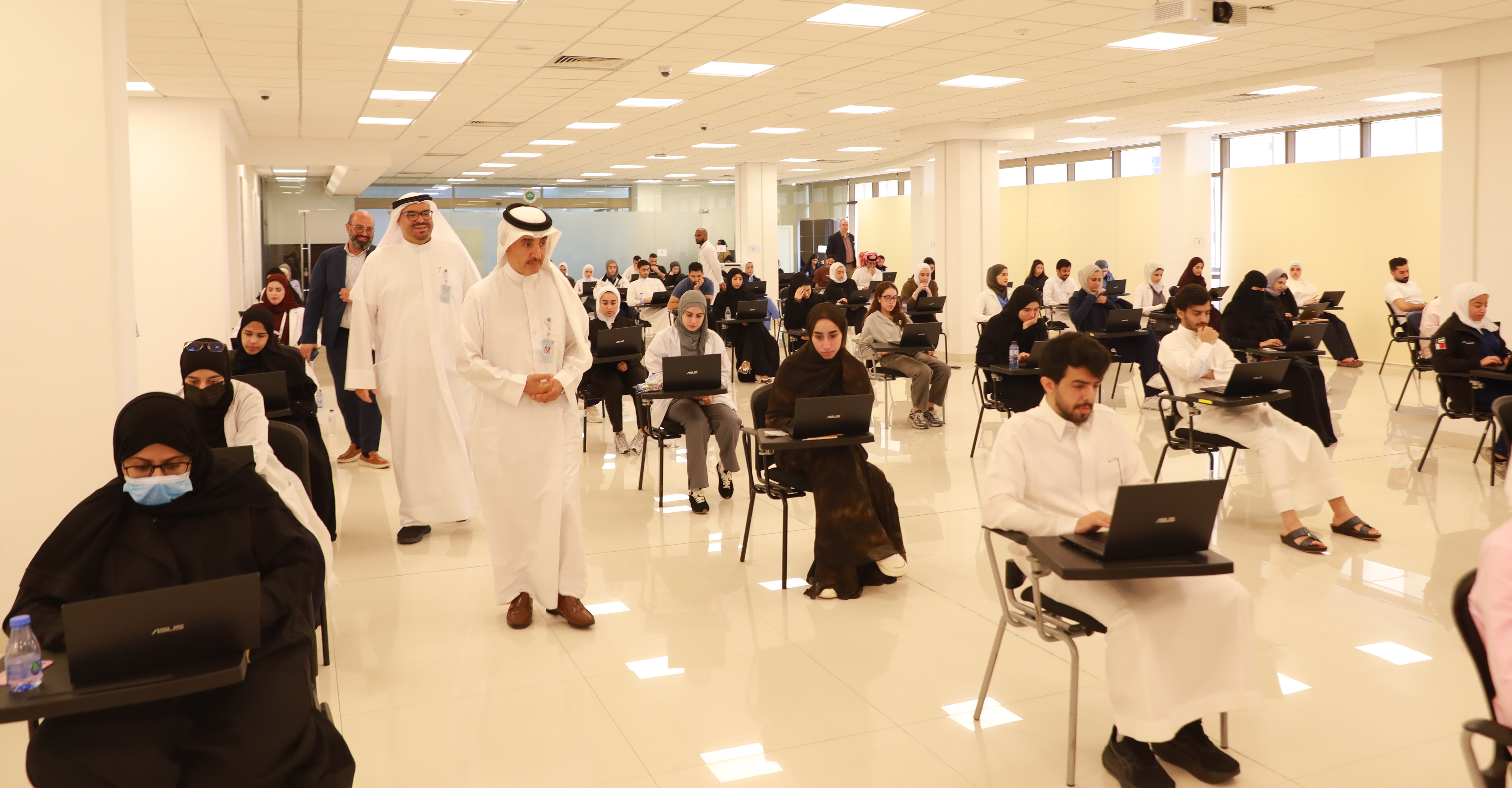 President of Arabian Gulf University Inspects In-Person Final Exams for the Second Consecutive Day